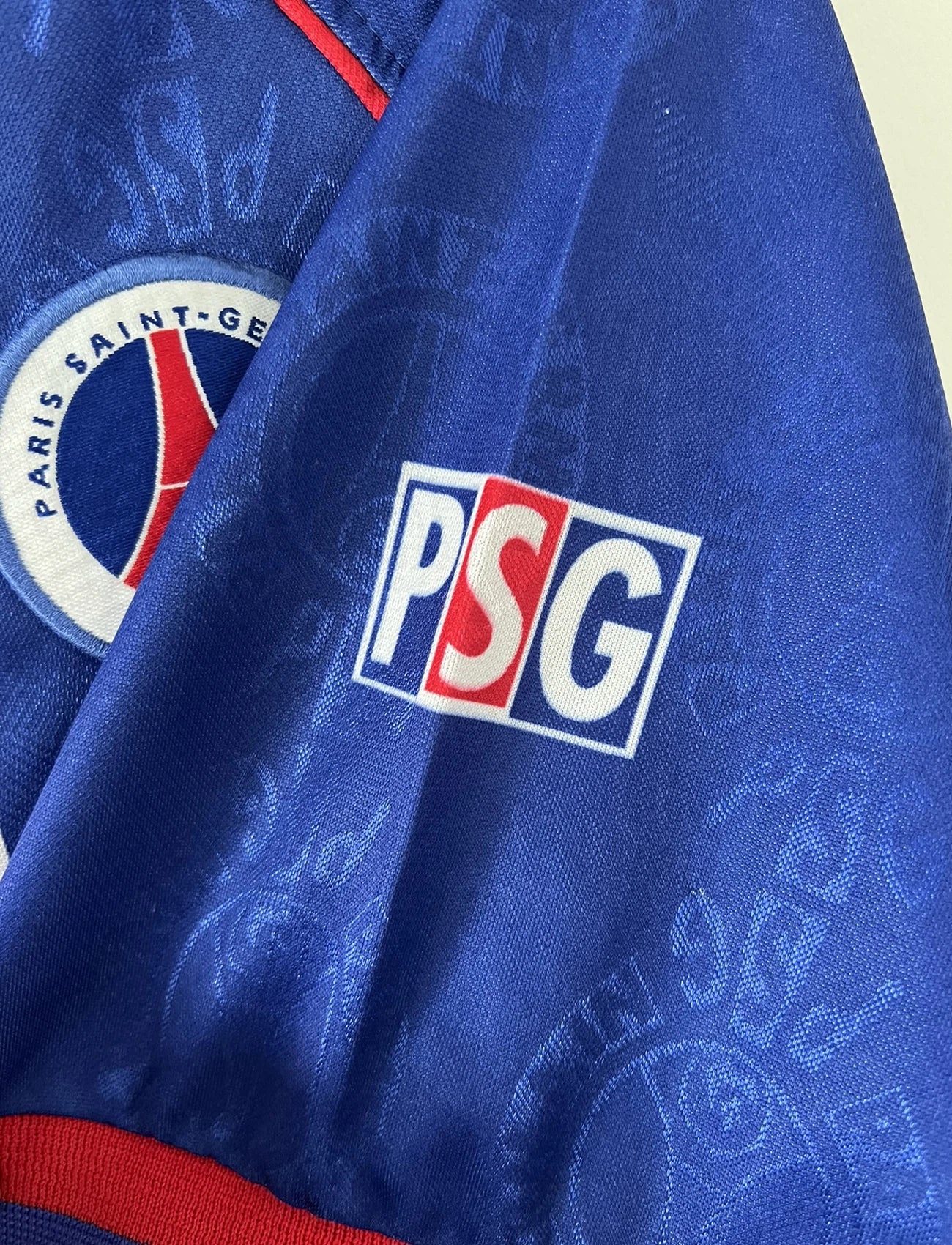 Maillot de foot vintage domicile du PSG de la saison 1996-1997. Il s'agit d'un maillot authentique. On peut retrouver l'équipementier nike et le sponsor opel