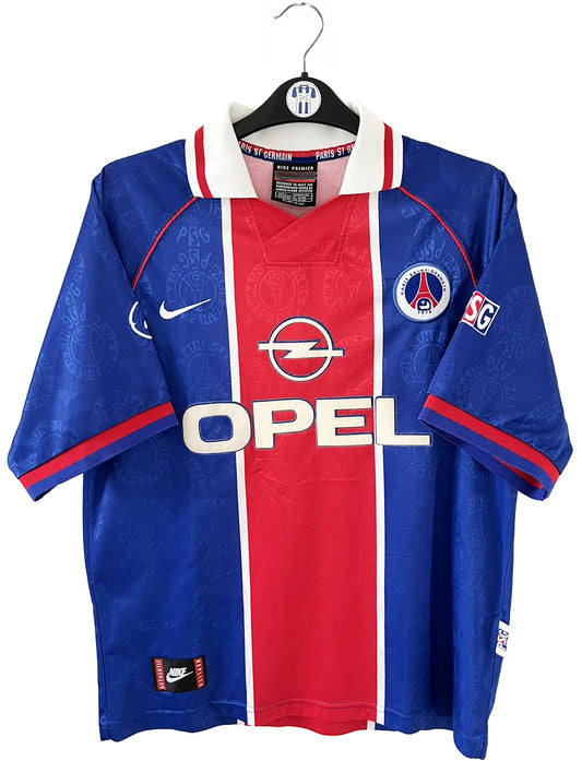 Maillot de foot vintage domicile du PSG de la saison 1996-1997. Il s'agit d'un maillot authentique. On peut retrouver l'équipementier nike et le sponsor opel