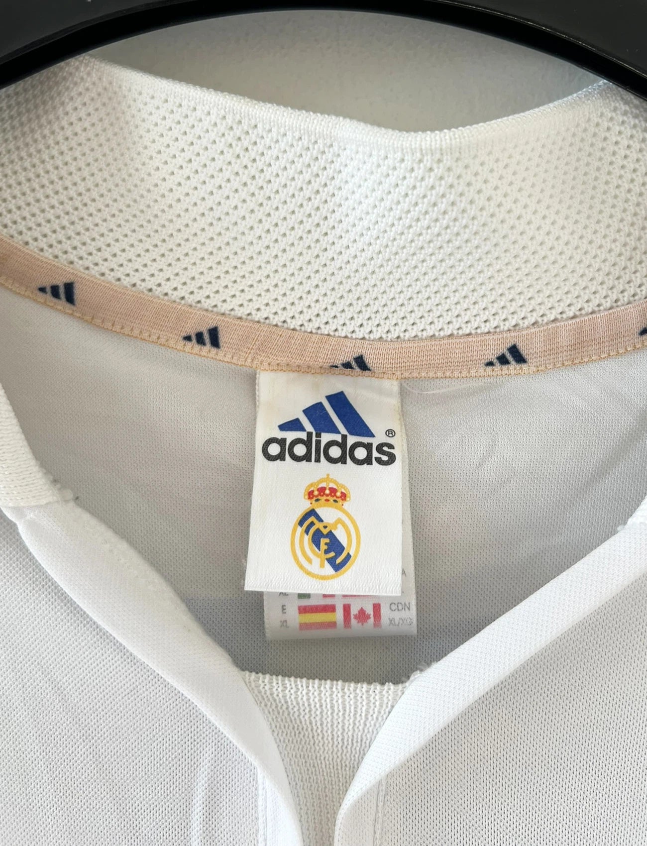 Maillot de foot vintage domicile blanc du Real Madrid 2001/2002. On peeut retrouver l'équipementier Adidas et le sponsor Real Madrid.com. Le maillot est floqué du numéro 5 Zinedine Zidane. Il s'agit d'un maillot authentique d'époque.