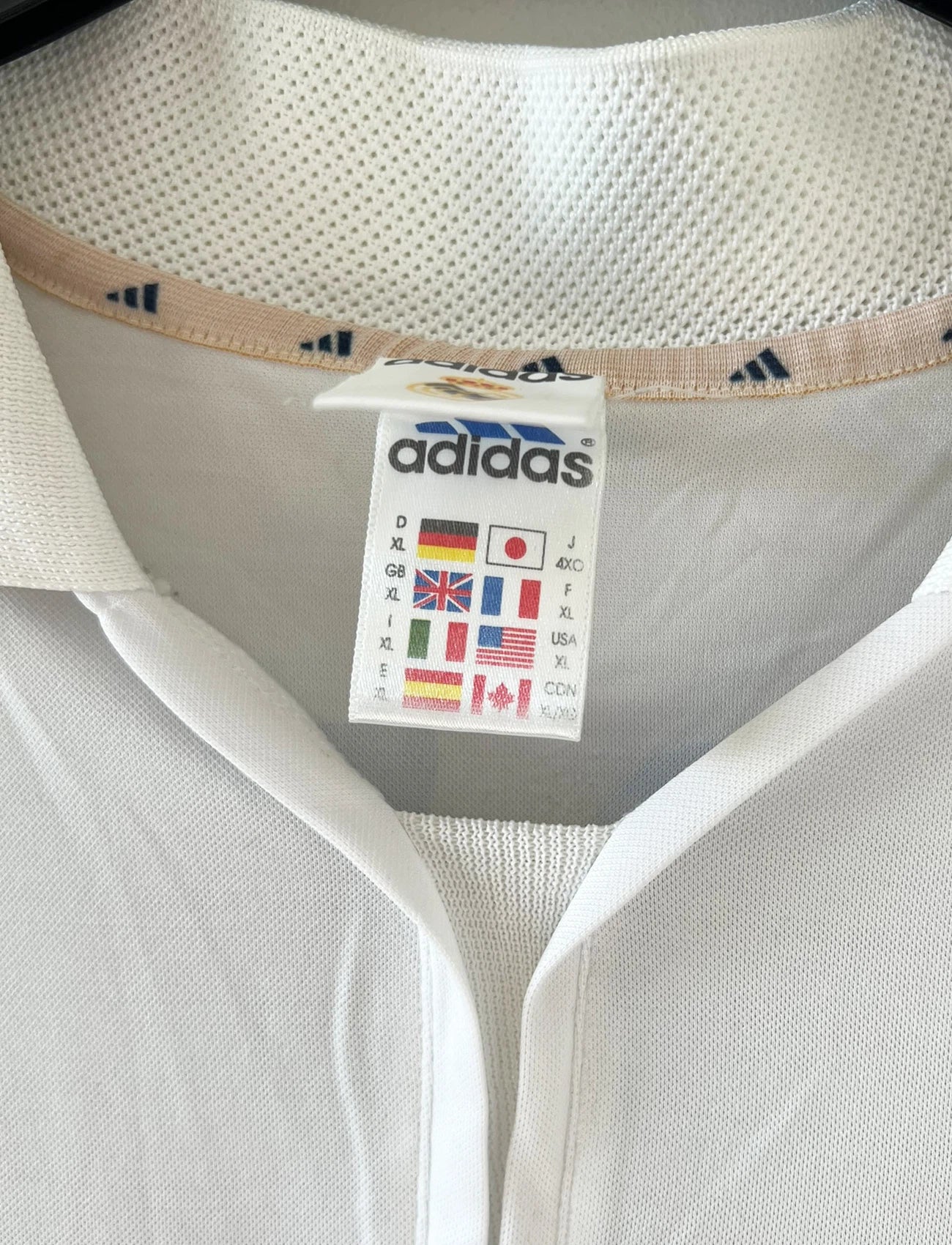Maillot de foot vintage domicile blanc du Real Madrid 2001/2002. On peeut retrouver l'équipementier Adidas et le sponsor Real Madrid.com. Le maillot est floqué du numéro 5 Zinedine Zidane. Il s'agit d'un maillot authentique d'époque.