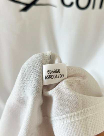 Maillot de foot vintage domicile blanc du Real Madrid 2001/2002. On peeut retrouver l'équipementier Adidas et le sponsor Real Madrid.com. Le maillot est floqué du numéro 5 Zinedine Zidane. Il s'agit d'un maillot authentique d'époque.