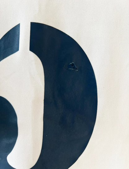 Maillot de foot vintage domicile blanc du Real Madrid 2001/2002. On peeut retrouver l'équipementier Adidas et le sponsor Real Madrid.com. Le maillot est floqué du numéro 5 Zinedine Zidane. Il s'agit d'un maillot authentique d'époque.