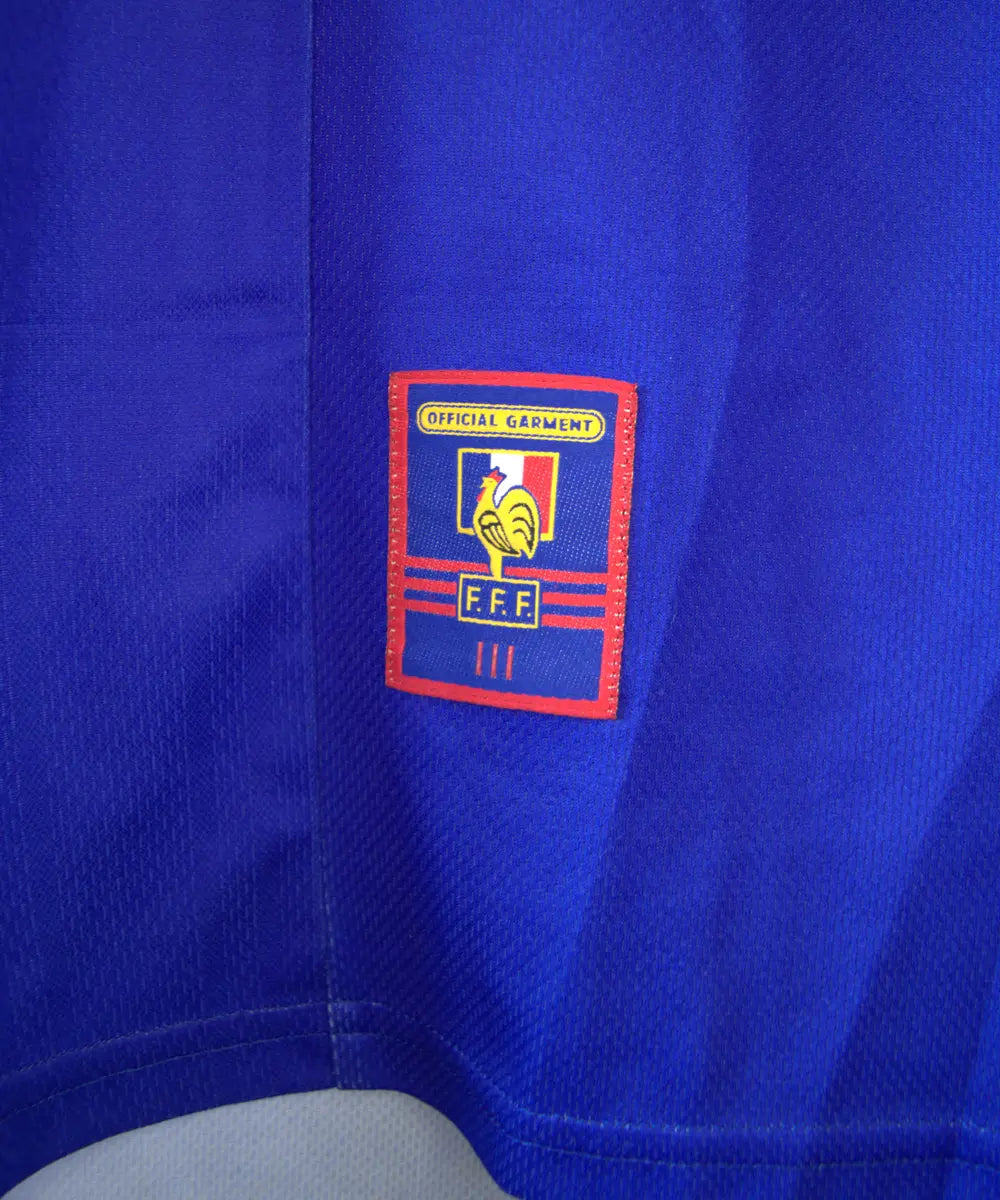 Maillot equipe de france 1998 sans l'étoile de couleur bleu, blanc et rouge. On peut retrouver l'équipementier adidas