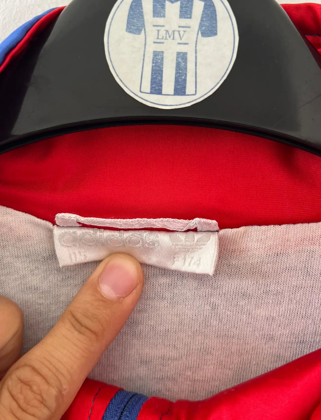 Veste foot vintage bleue de l'Equipe de France 1992. On peut retrouver l'équipementier Adidas. Il s'agit d'une veste authentique d'époque.