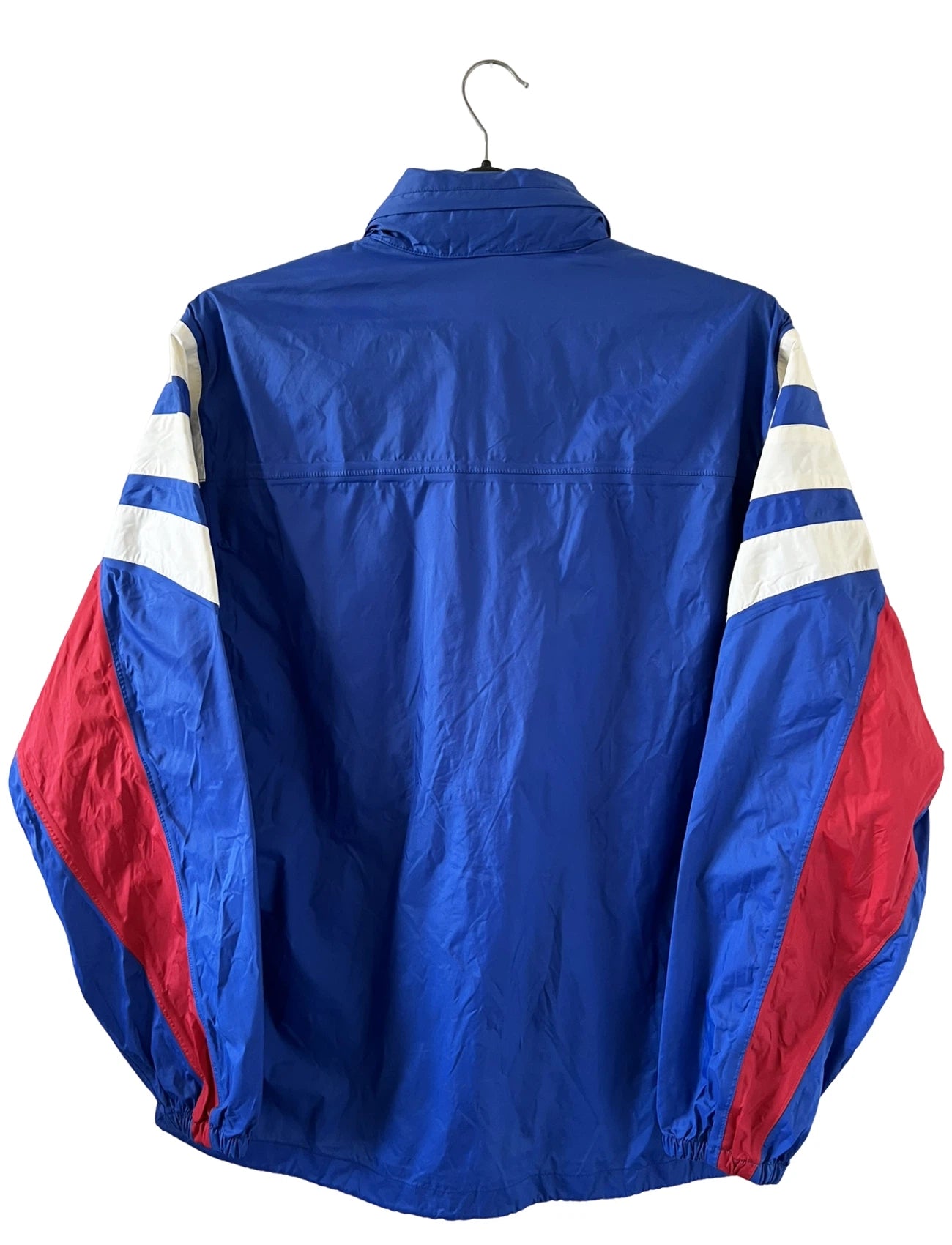 Veste de foot vintage bleu de l'OL 1996. On peut retrouver l'équipementier Adidas. Il s'agit d'une veste authentique d'époque.
