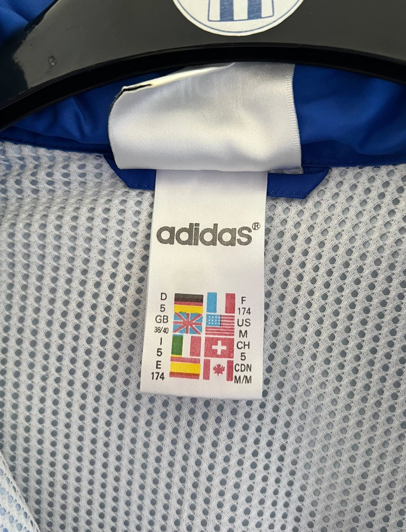 Veste de foot vintage bleu de l'OL 1996. On peut retrouver l'équipementier Adidas. Il s'agit d'une veste authentique d'époque.