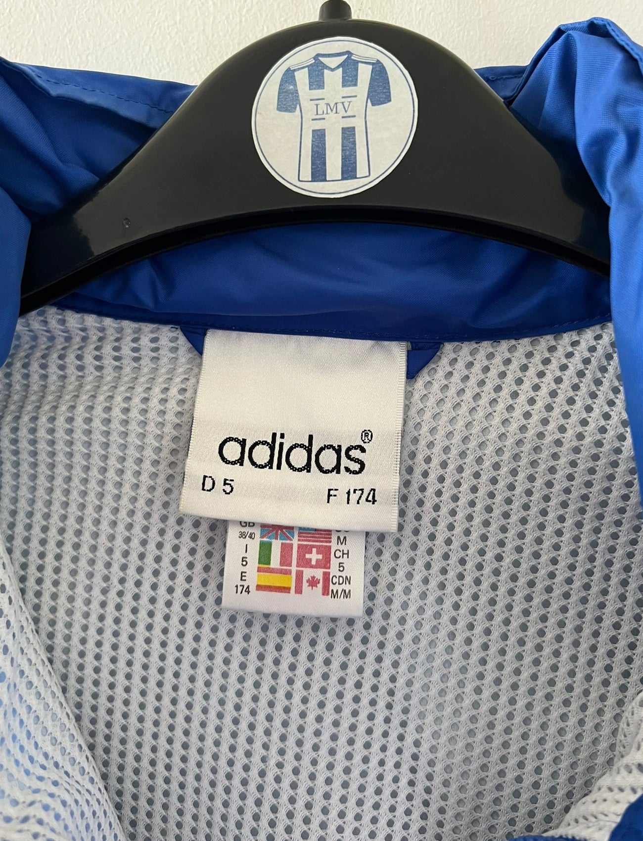 Veste de foot vintage bleu de l'OL 1996. On peut retrouver l'équipementier Adidas. Il s'agit d'une veste authentique d'époque.