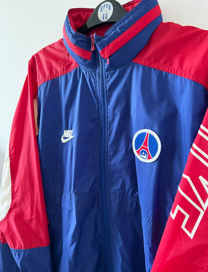 Veste vintage foot PSG 1995/1996. On peut retrouver l'équipementier Nike. Il s'agit d'une veste authentique d'époque.