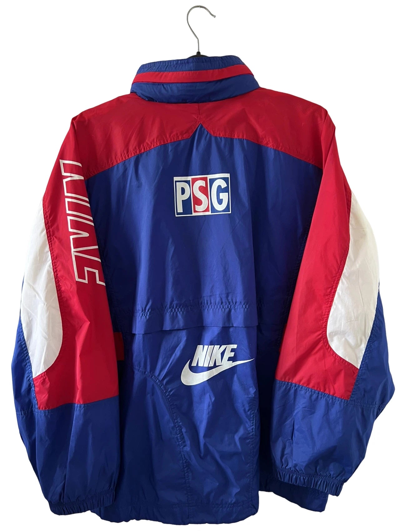 Veste vintage foot PSG 1995/1996. On peut retrouver l'équipementier Nike. Il s'agit d'une veste authentique d'époque.