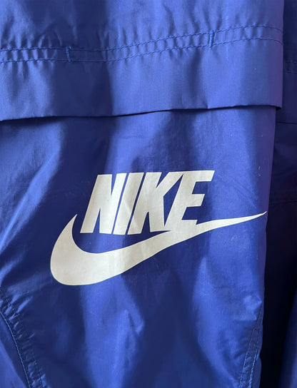 Veste vintage foot PSG 1995/1996. On peut retrouver l'équipementier Nike. Il s'agit d'une veste authentique d'époque.