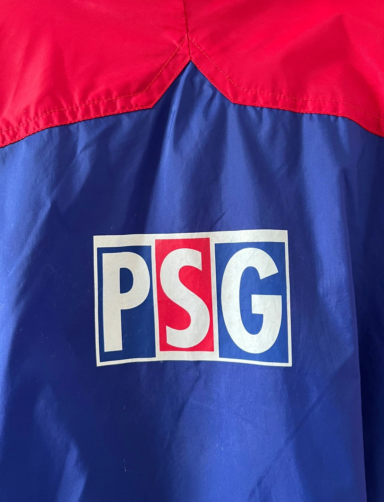 Veste vintage foot PSG 1995/1996. On peut retrouver l'équipementier Nike. Il s'agit d'une veste authentique d'époque.