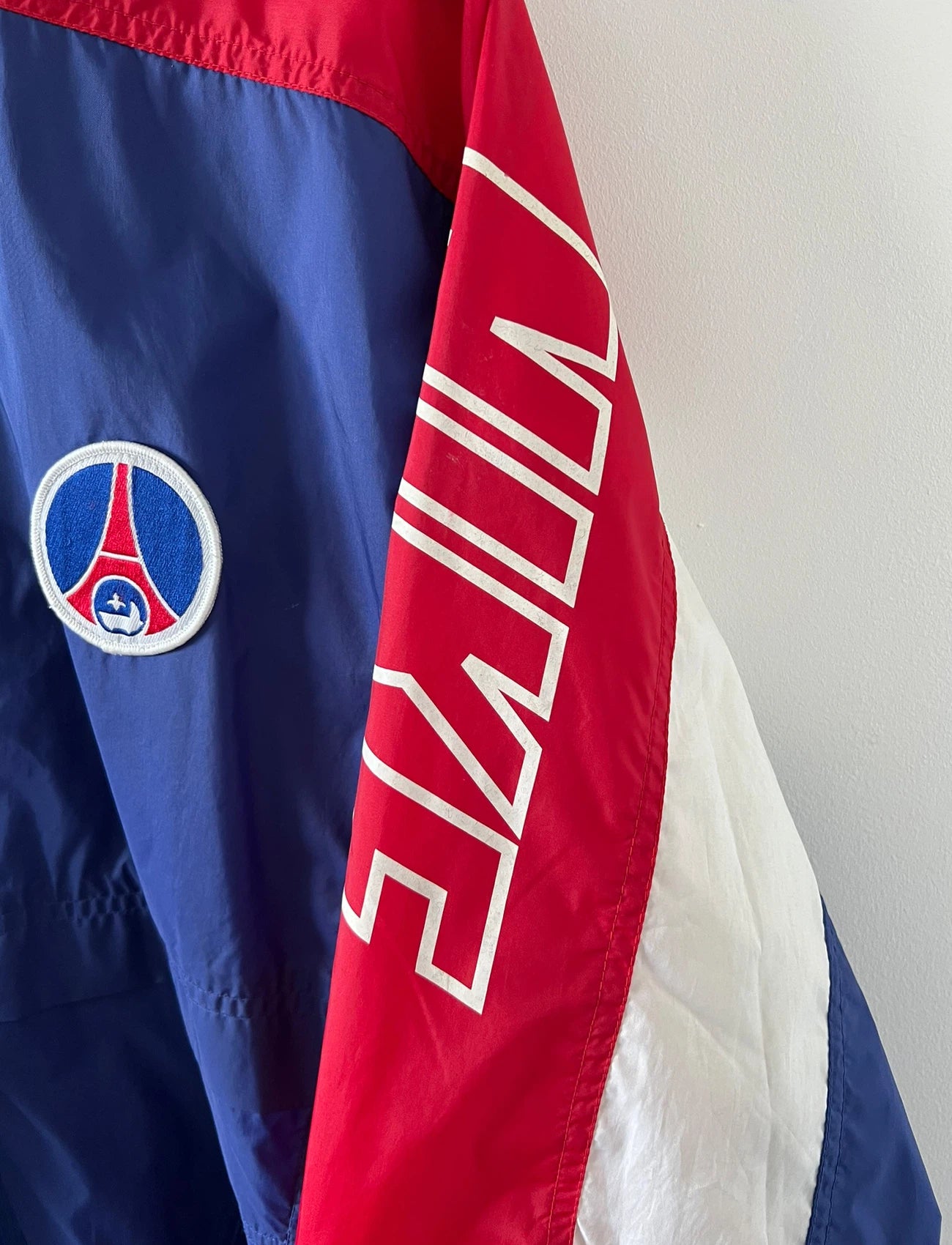 Veste vintage foot PSG 1995/1996. On peut retrouver l'équipementier Nike. Il s'agit d'une veste authentique d'époque.