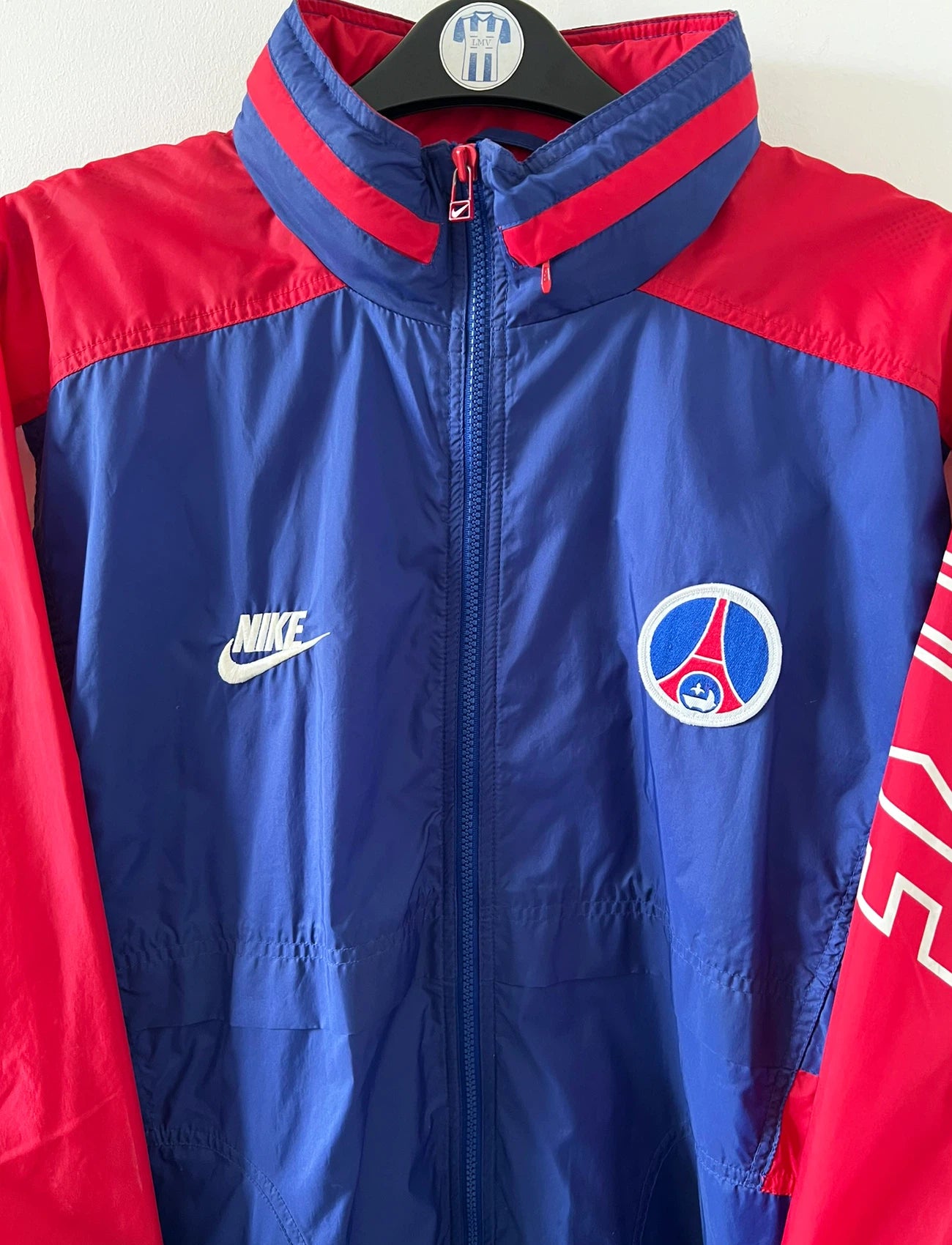 Veste vintage foot PSG 1995/1996. On peut retrouver l'équipementier Nike. Il s'agit d'une veste authentique d'époque.