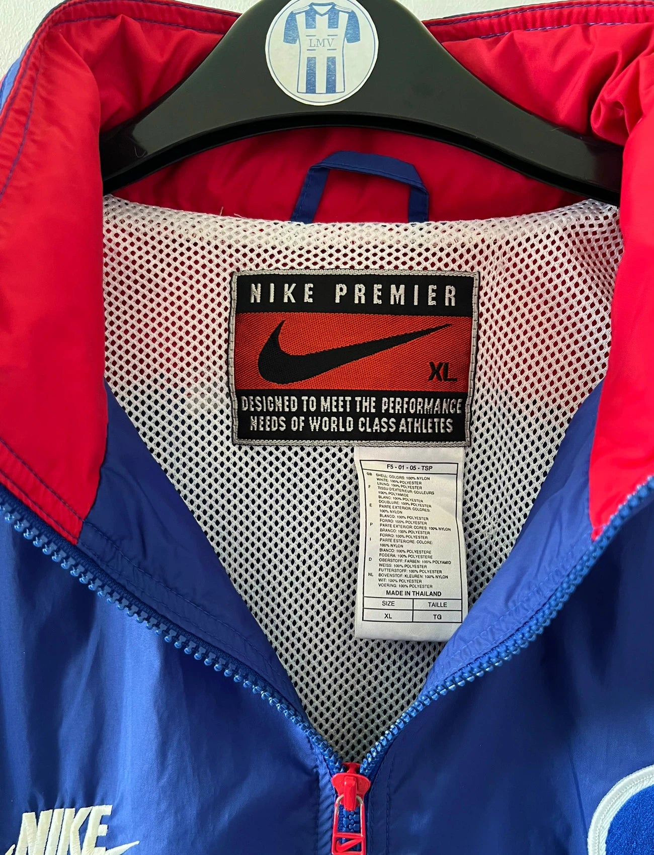 Veste vintage foot PSG 1995/1996. On peut retrouver l'équipementier Nike. Il s'agit d'une veste authentique d'époque.