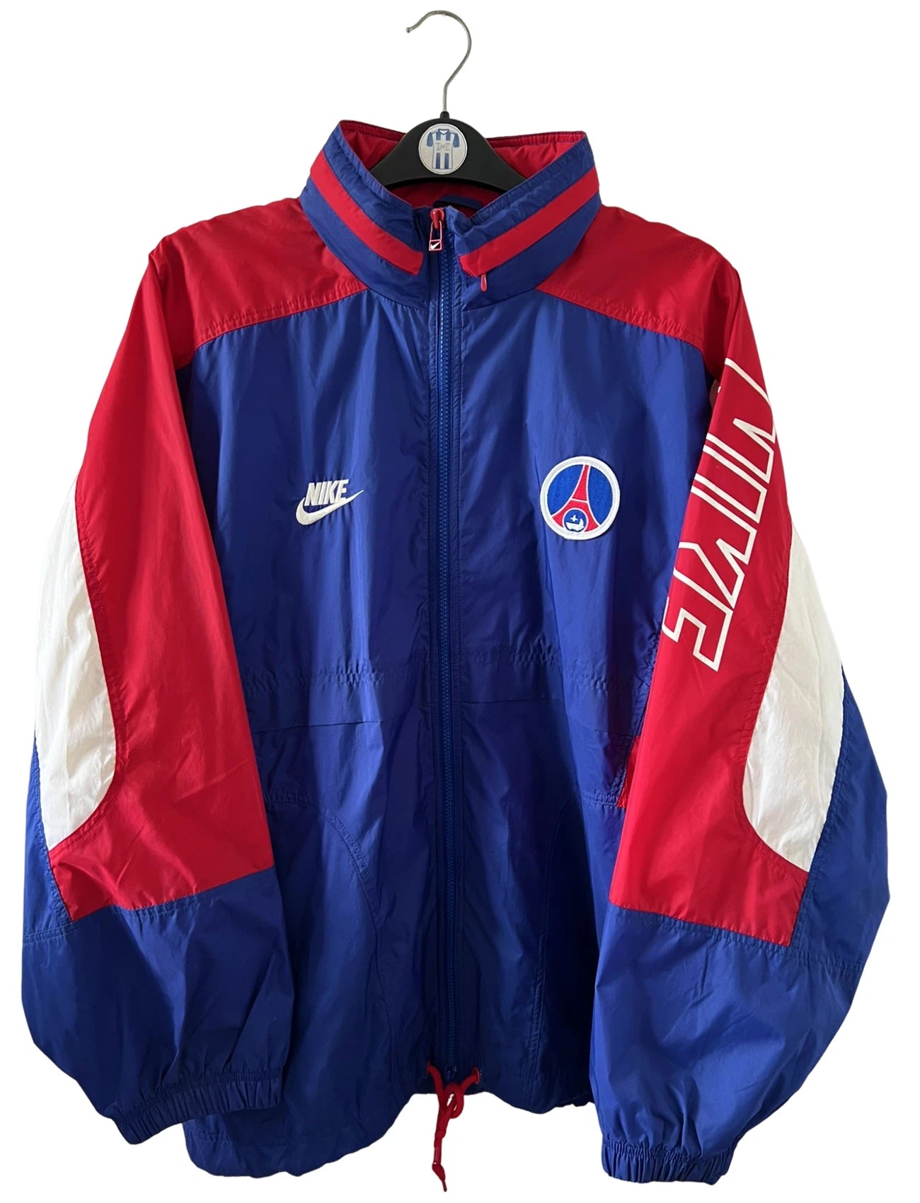 Veste vintage foot PSG 1995/1996. On peut retrouver l'équipementier Nike. Il s'agit d'une veste authentique d'époque.