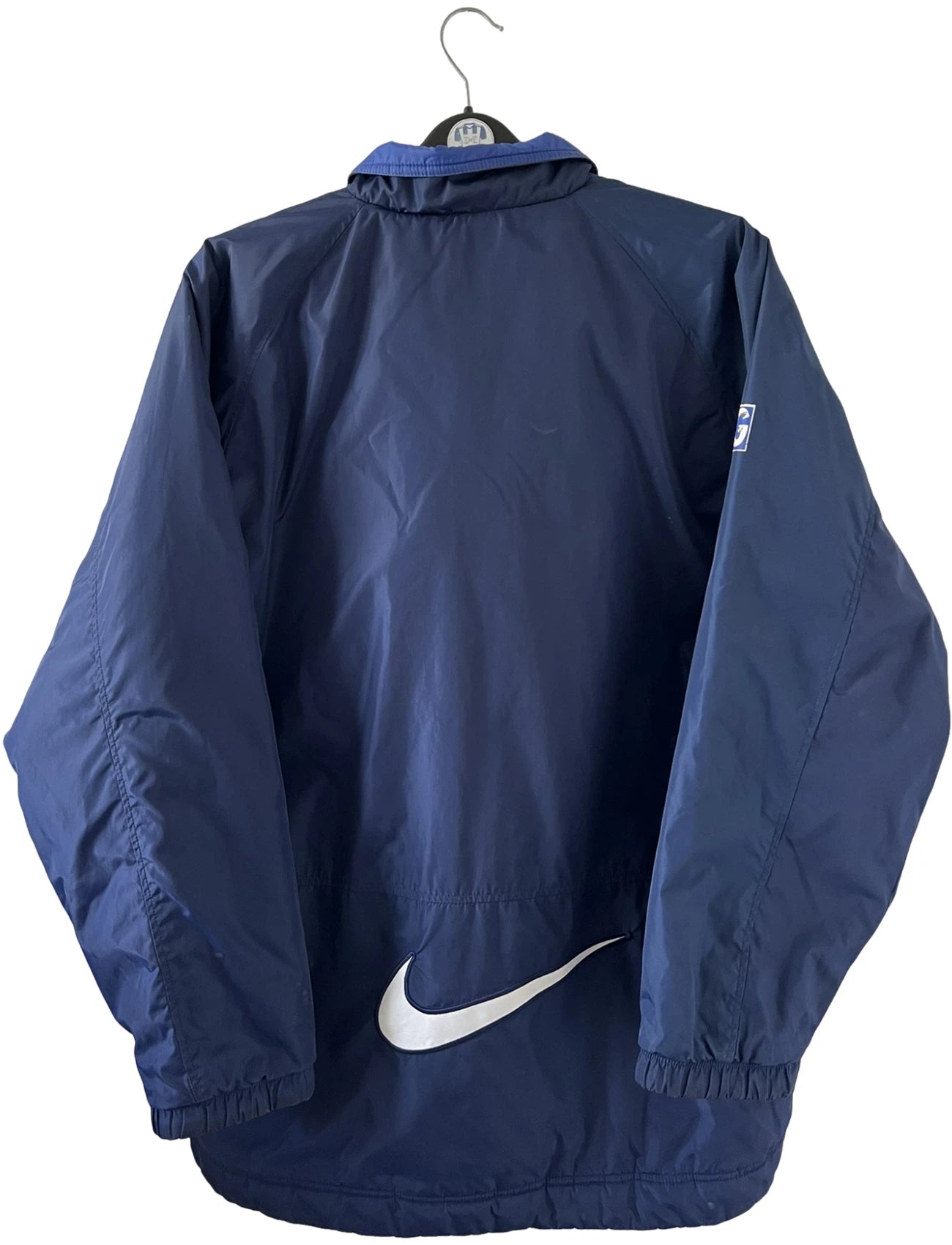 Veste de foot vintage bleue du PSG 1997/1998. On peut retrouver l'équipementier Nike. Il s'agit d'une veste authentique d'époque.
