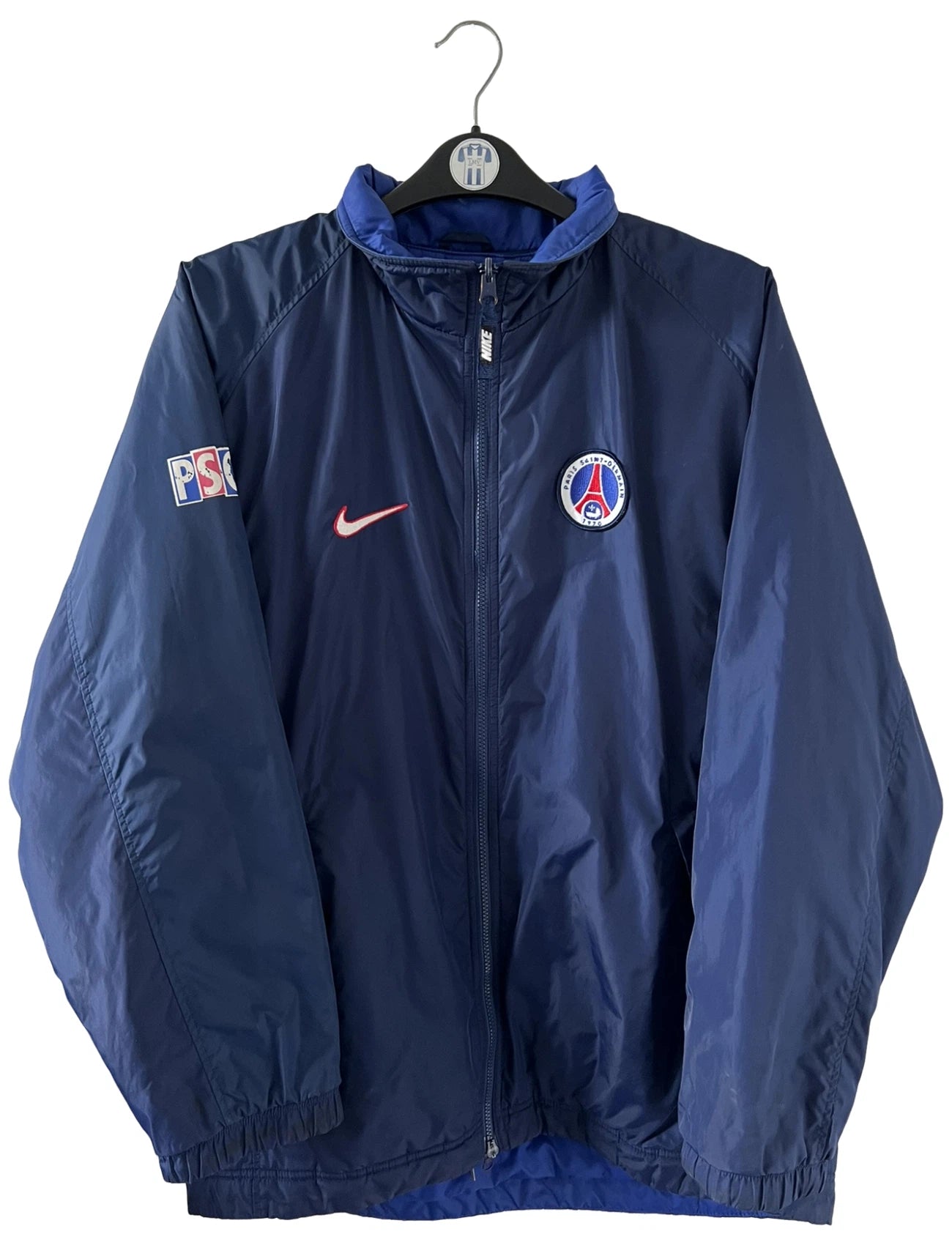 Veste de foot vintage bleue du PSG 1997/1998. On peut retrouver l'équipementier Nike. Il s'agit d'une veste authentique d'époque.