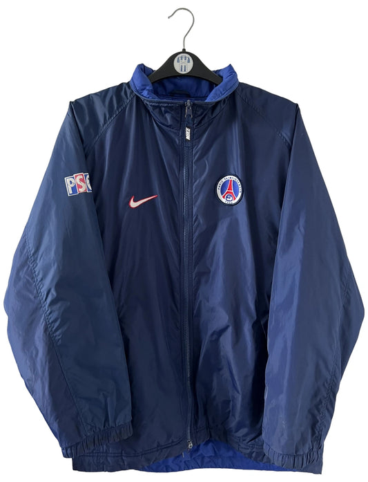 Veste de foot vintage bleue du PSG 1997/1998. On peut retrouver l'équipementier Nike. Il s'agit d'une veste authentique d'époque.