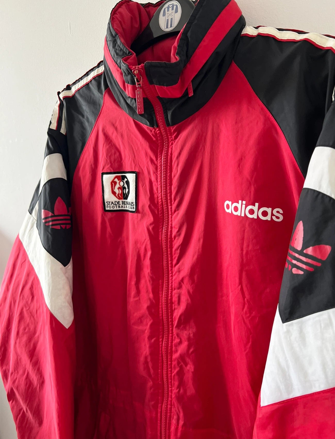 Veste rouge du Stade Rennais 1997/1998. On peut retrouver l'équipementier Adidas. Il s'agit d'une veste authentique d'époque.