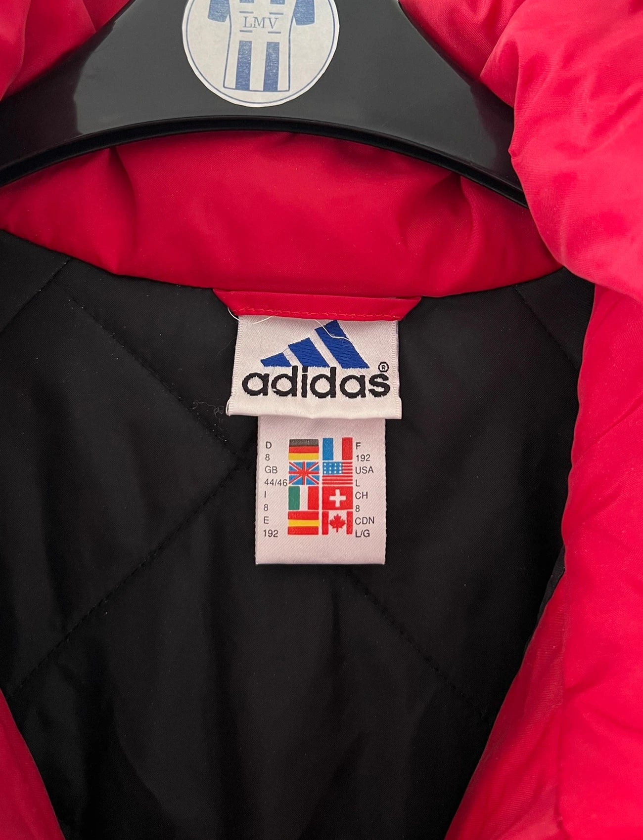 Veste rouge du Stade Rennais 1997/1998. On peut retrouver l'équipementier Adidas. Il s'agit d'une veste authentique d'époque.