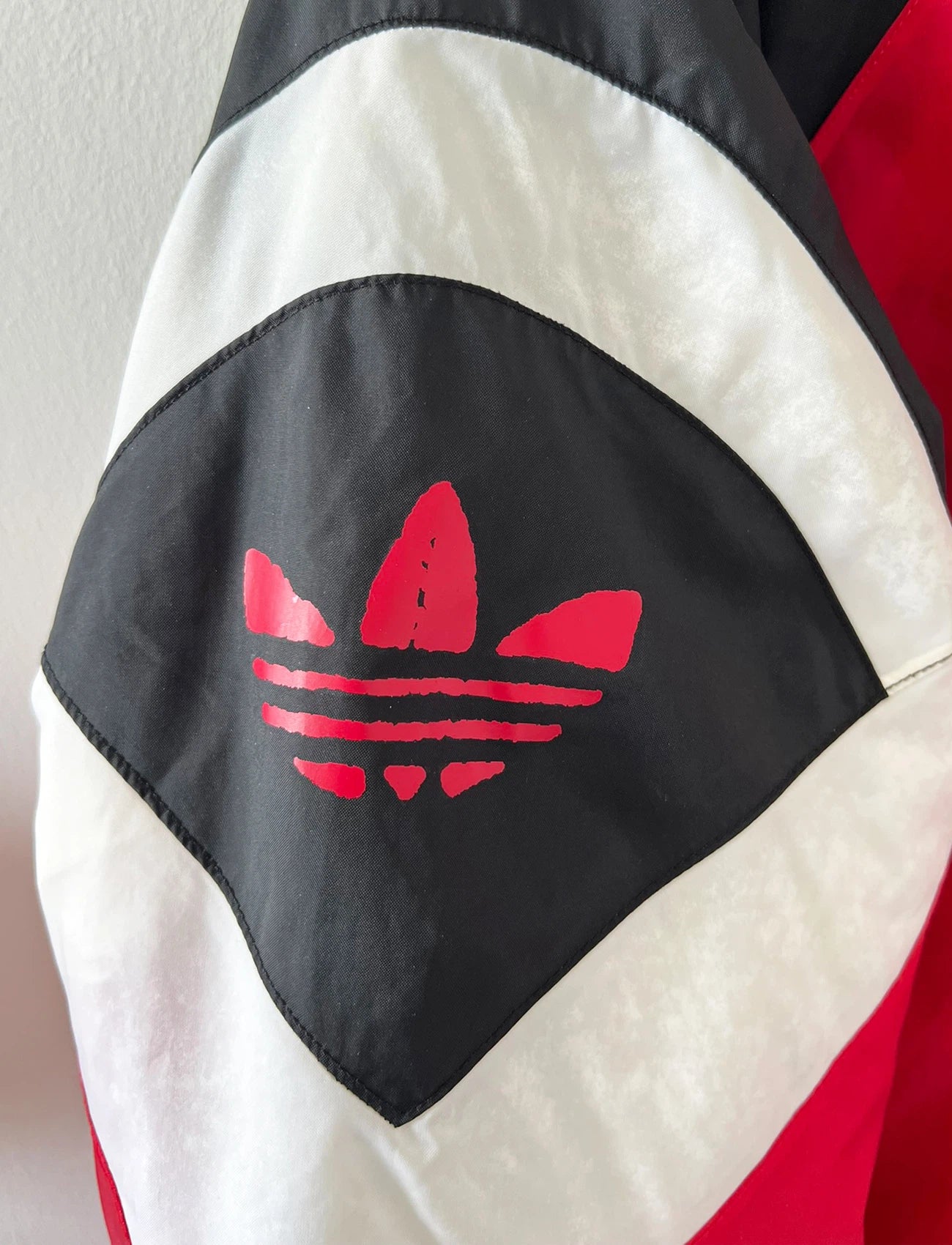 Veste rouge du Stade Rennais 1997/1998. On peut retrouver l'équipementier Adidas. Il s'agit d'une veste authentique d'époque.