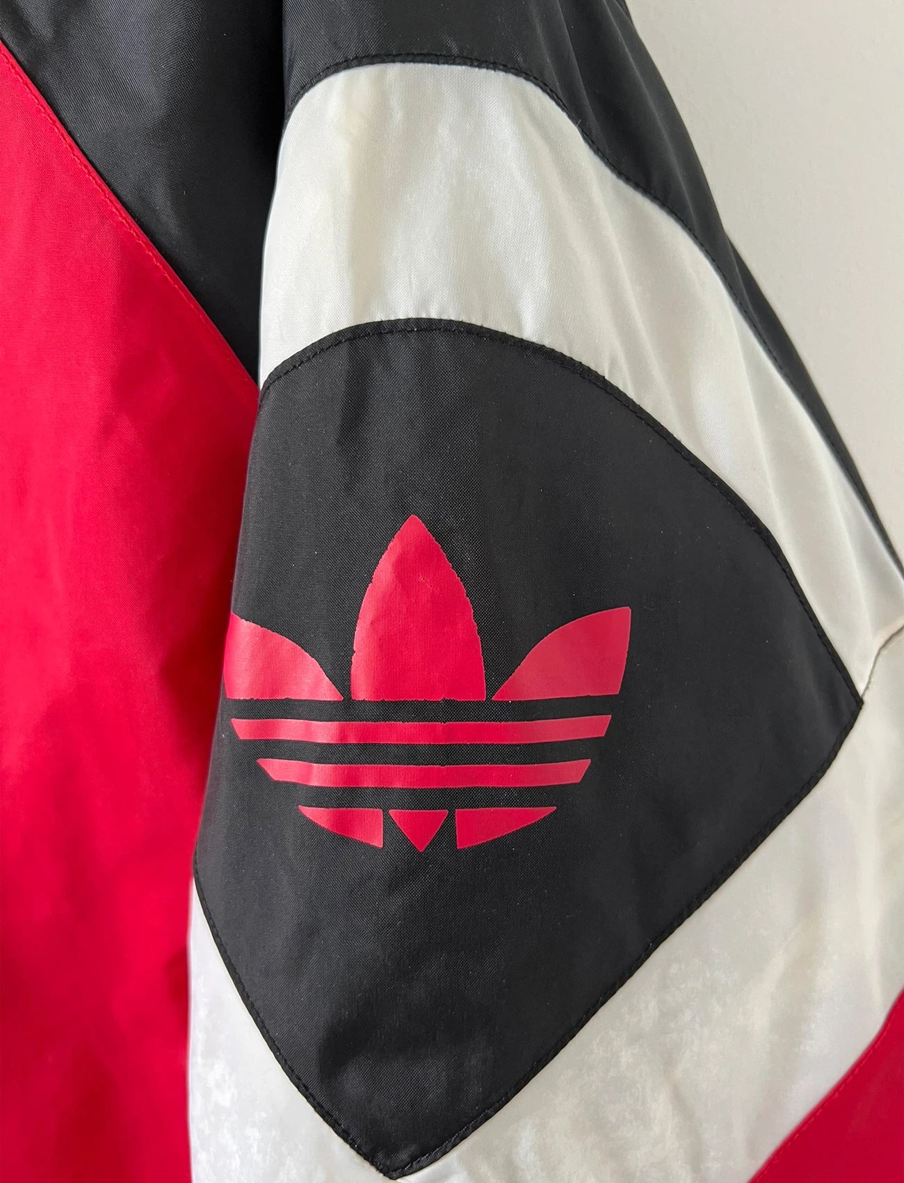 Veste rouge du Stade Rennais 1997/1998. On peut retrouver l'équipementier Adidas. Il s'agit d'une veste authentique d'époque.