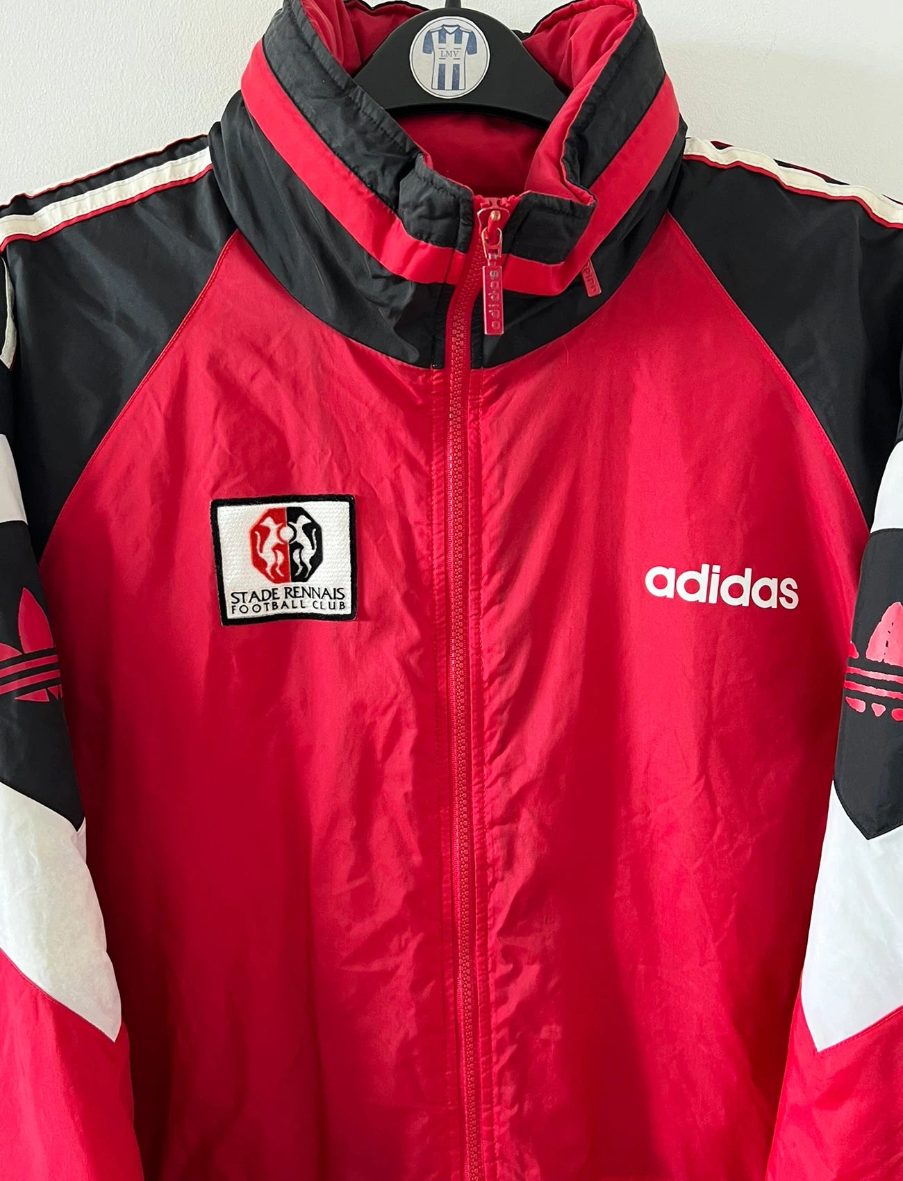 Veste rouge du Stade Rennais 1997/1998. On peut retrouver l'équipementier Adidas. Il s'agit d'une veste authentique d'époque.