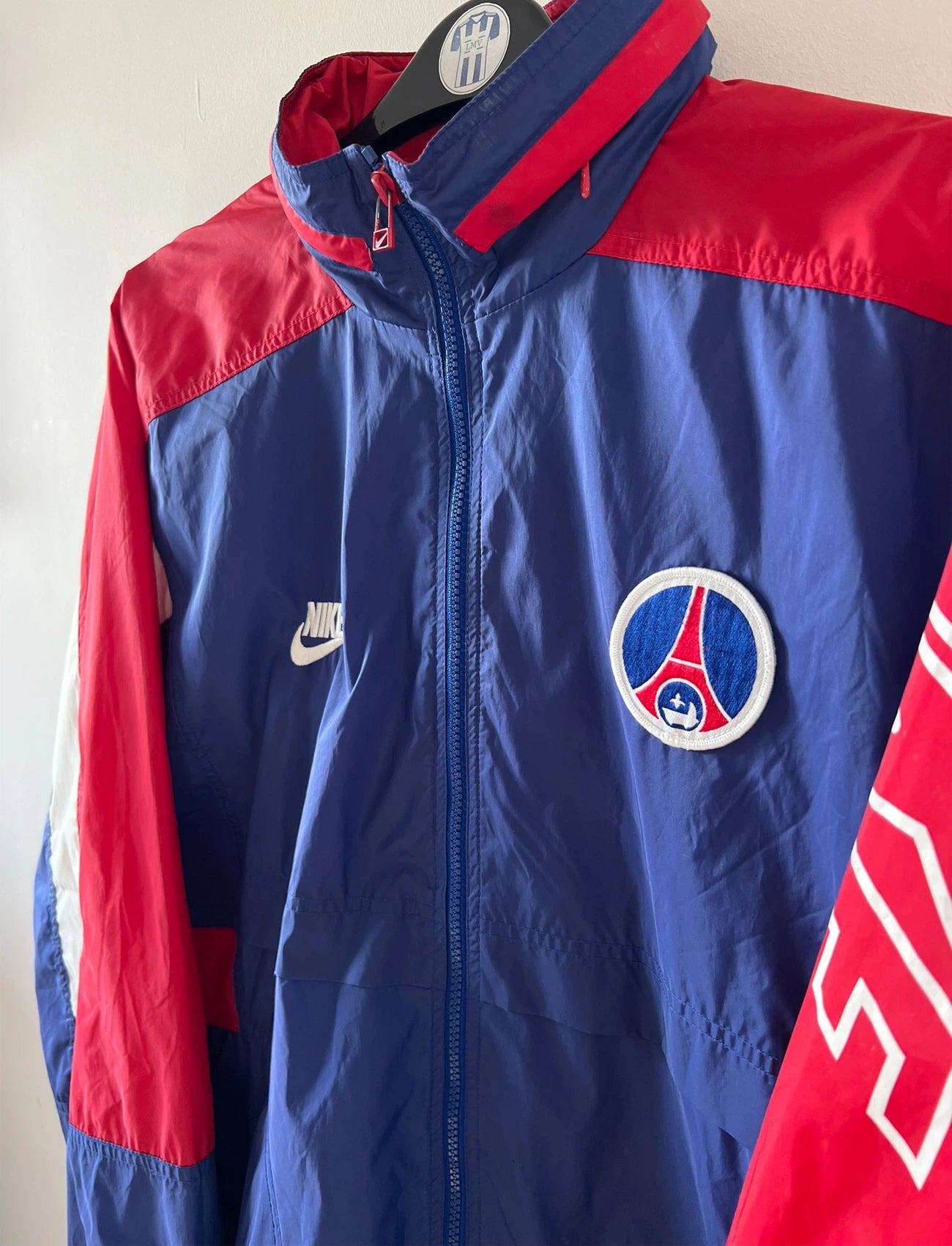 Veste vintage PSG 1995/1996. On peut retrouver l'équipementier Nike. Il s'agit d'une veste authentique et d'époque.