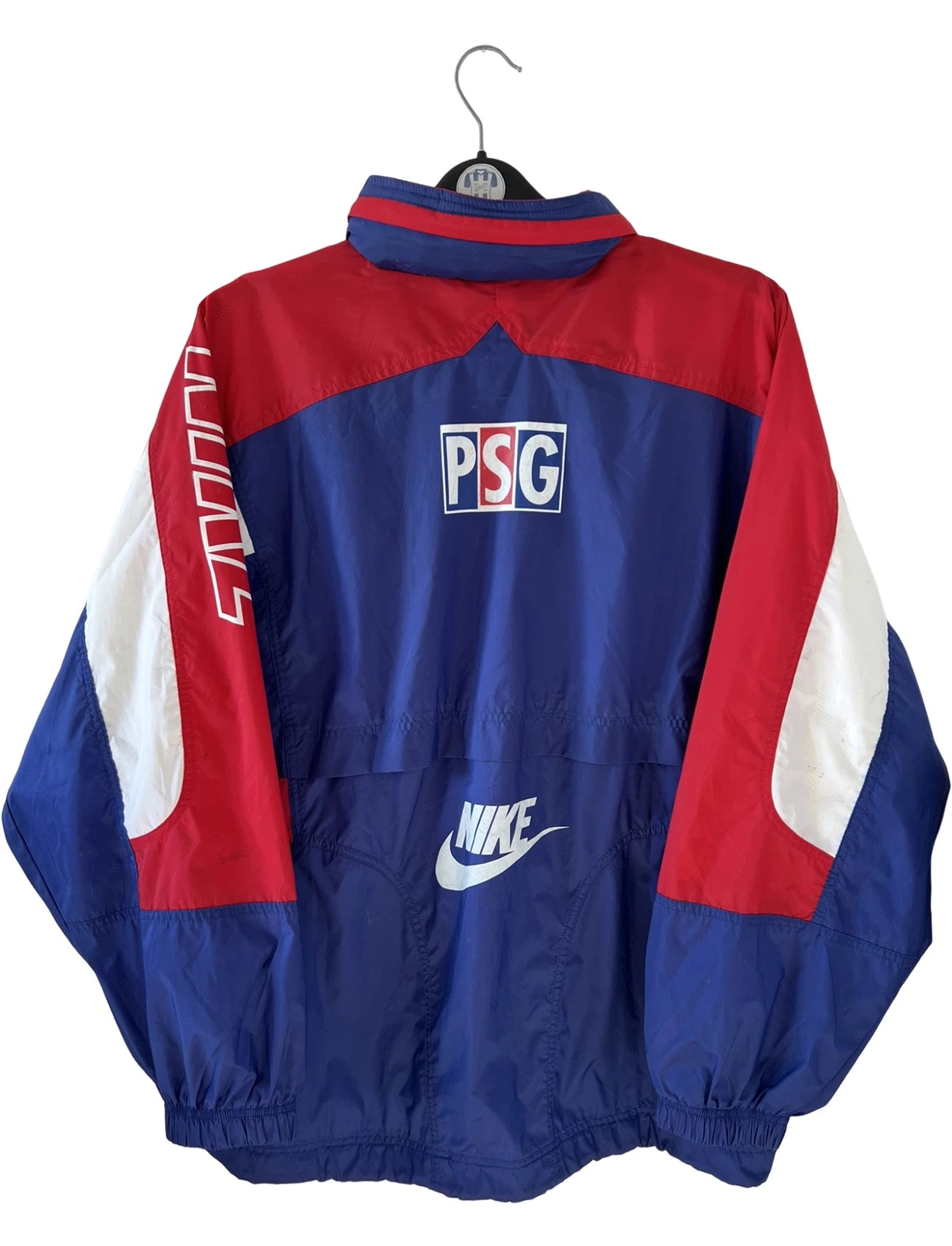 Veste vintage PSG 1995/1996. On peut retrouver l'équipementier Nike. Il s'agit d'une veste authentique et d'époque.