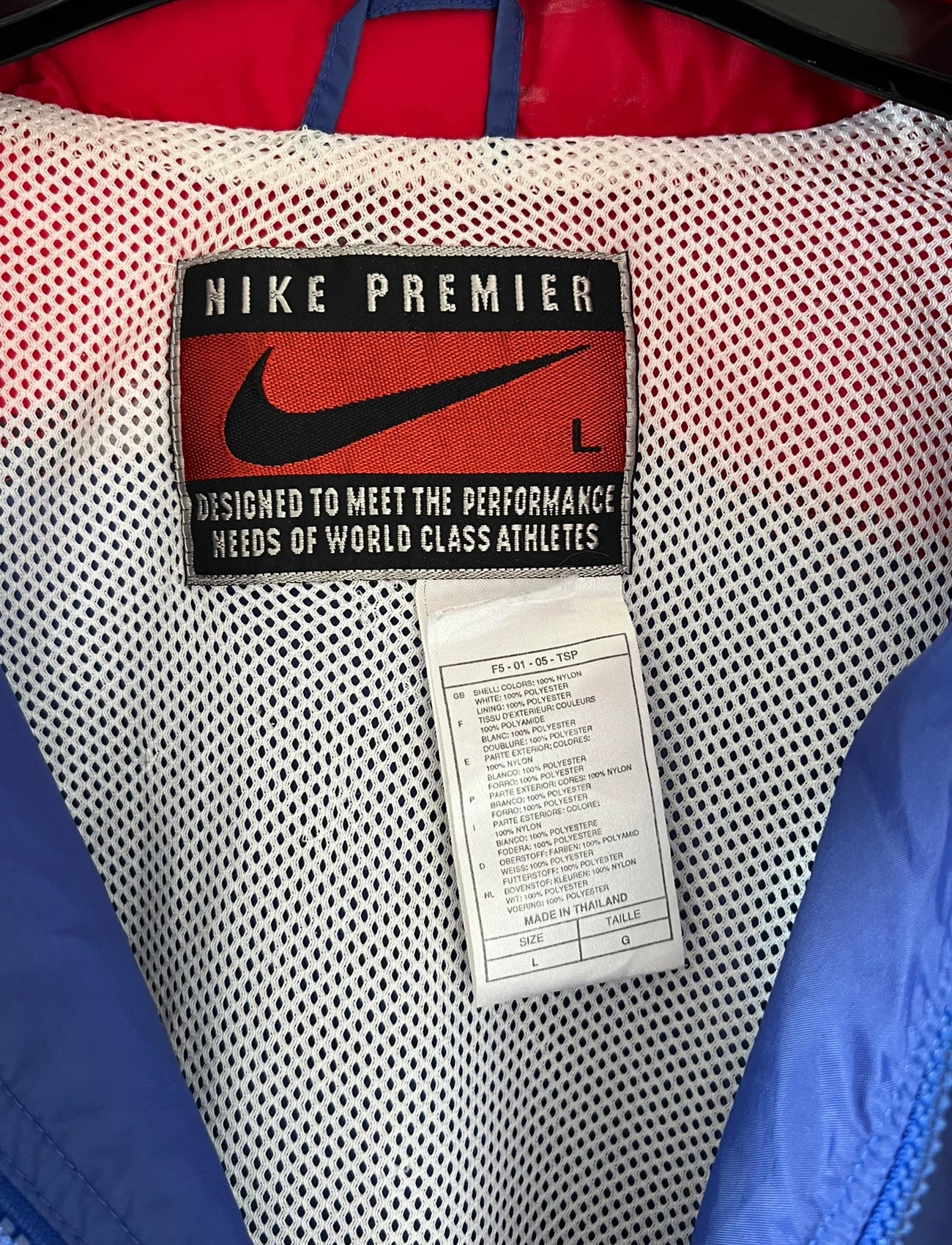Veste vintage PSG 1995/1996. On peut retrouver l'équipementier Nike. Il s'agit d'une veste authentique et d'époque.