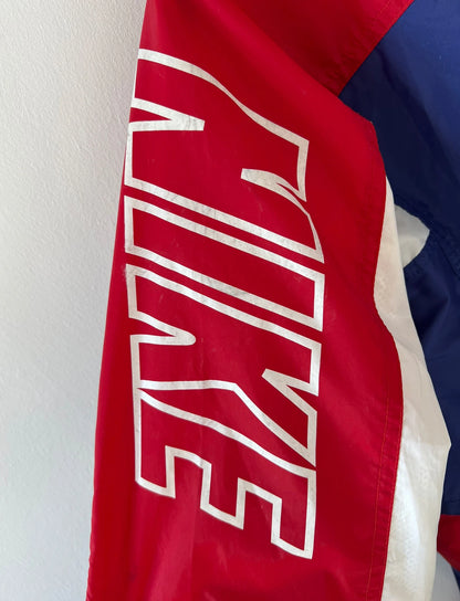 Veste vintage PSG 1995/1996. On peut retrouver l'équipementier Nike. Il s'agit d'une veste authentique et d'époque.