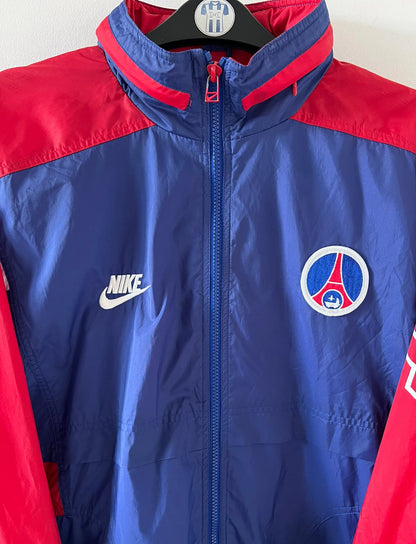 Veste vintage PSG 1995/1996. On peut retrouver l'équipementier Nike. Il s'agit d'une veste authentique et d'époque.
