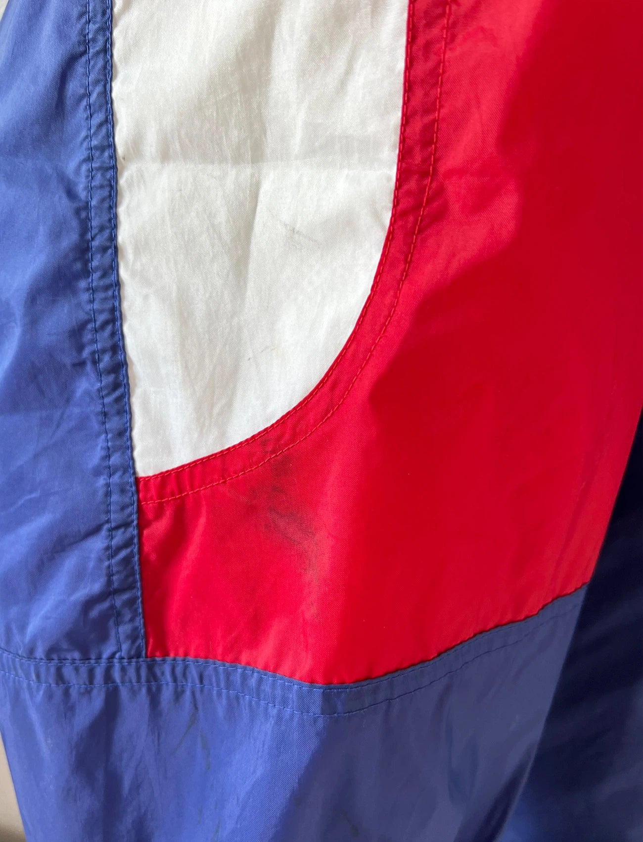 Veste vintage PSG 1995/1996. On peut retrouver l'équipementier Nike. Il s'agit d'une veste authentique et d'époque.