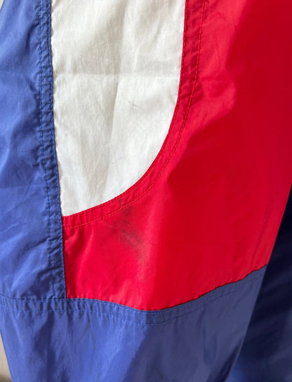 Veste vintage PSG 1995/1996. On peut retrouver l'équipementier Nike. Il s'agit d'une veste authentique et d'époque.