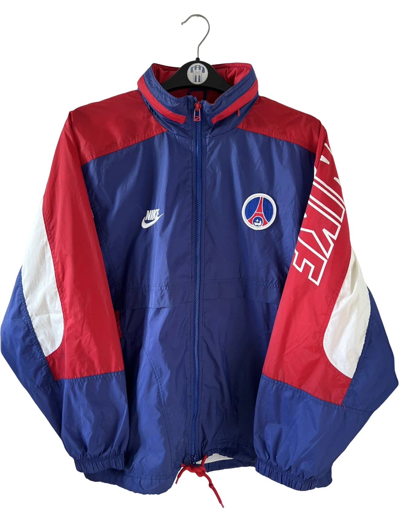 Veste vintage PSG 1995/1996. On peut retrouver l'équipementier Nike. Il s'agit d'une veste authentique et d'époque.