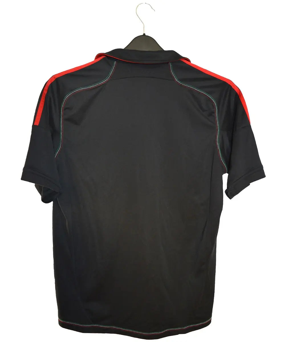 Maillot retro/vintage authentique third noir de dos de l'ac milan porté lors de la saison 2012-2013. On peut y retrouver l'équipementier adidas ainsi que le sponsor fly emirates