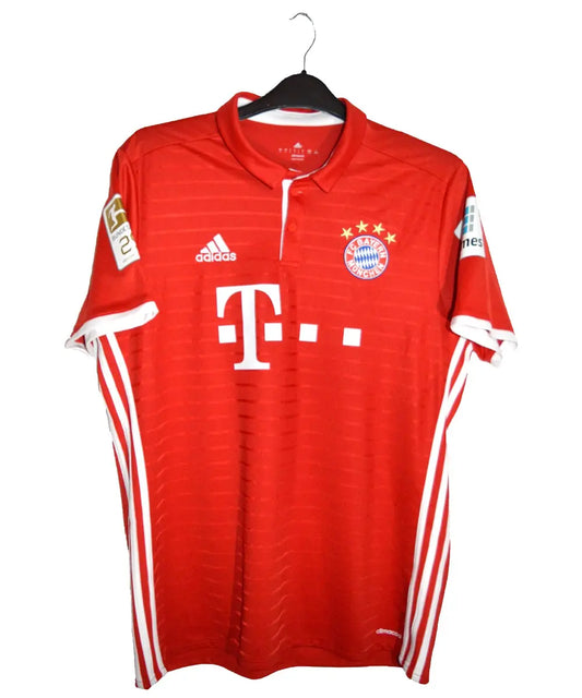 Maillot domicile du bayern munich rouge et blanc porté lors de la saison 2016-2017. On peut retrouver sur le maillot l'équipementier adidas ainsi que le sponsor Deutsche Telekom