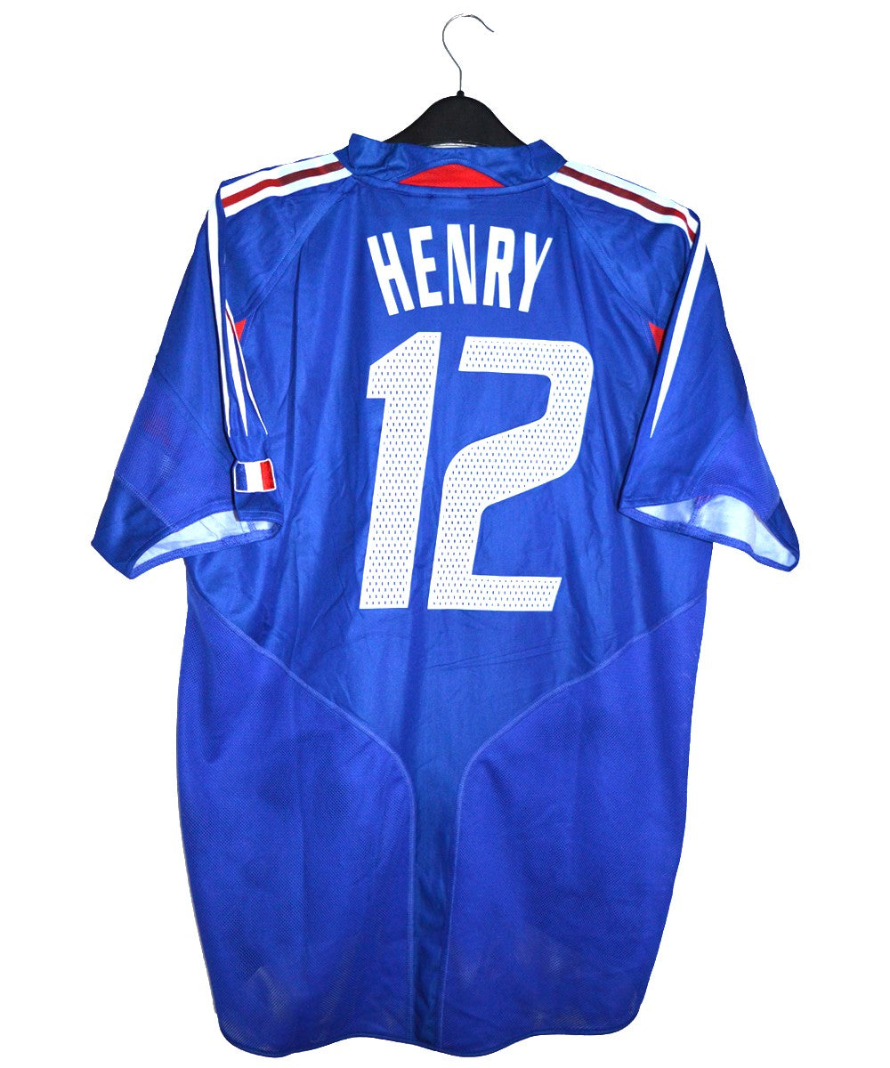 Maillot domicile bleu de l'équipe de france 2004-2006. Sur le maillot on peut retrouver l'équipementier adidas. Le maillot est floqué du numéro 12 Thierry Henry.
