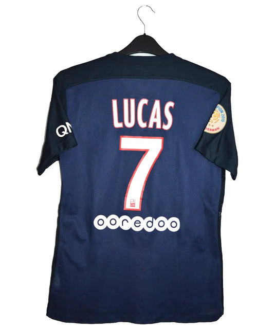 Maillot de foot retro/vintage authentique du psg bleu domicile. Le maillot a été édité lors de la saison 2015-2016 et il est floqué Lucas. Il s'agit d'un maillot en version pro.