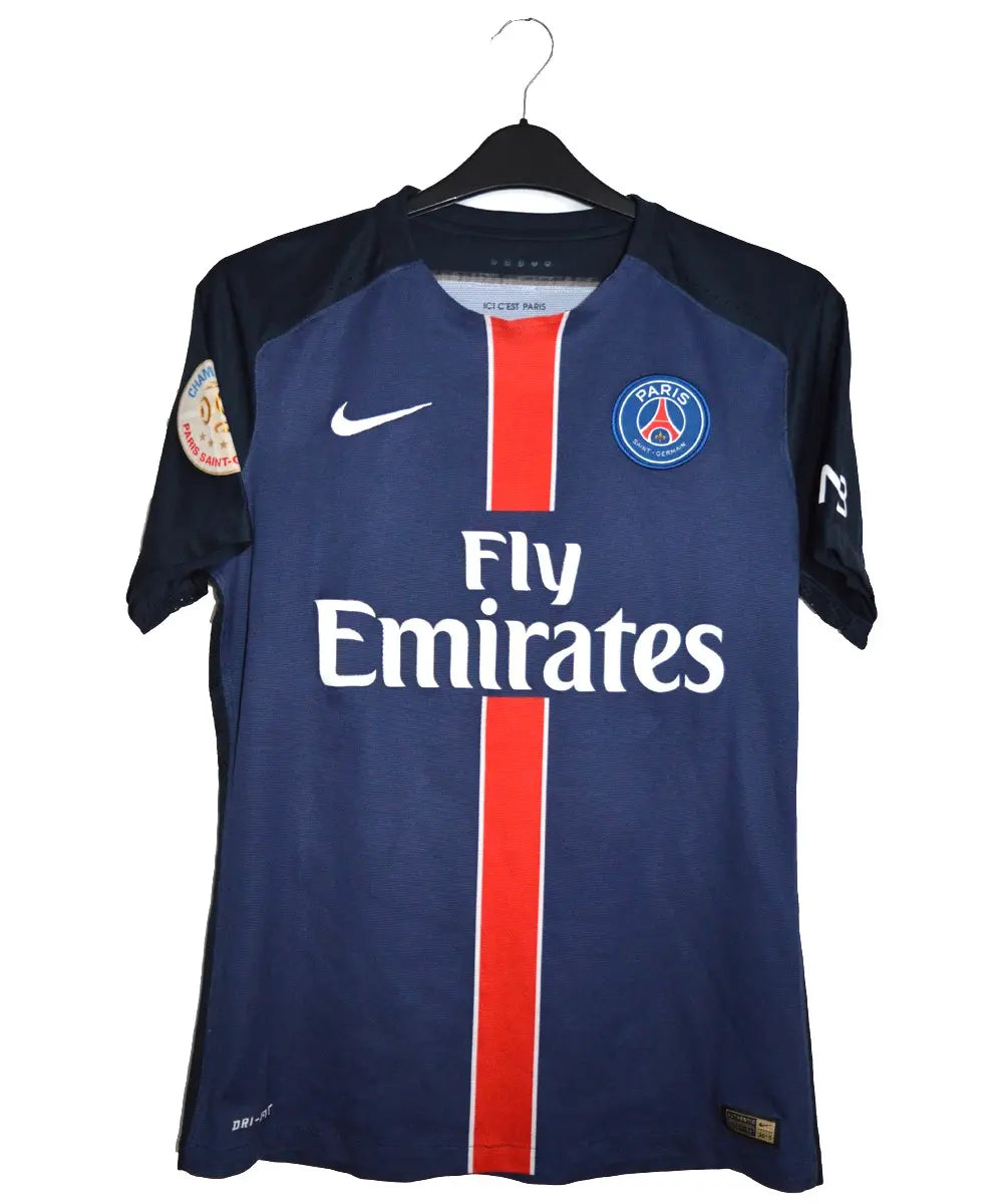 Maillot de foot retro/vintage authentique du psg bleu domicile. Le maillot a été édité lors de la saison 2015-2016 et il est floqué Lucas. On peut retrouver l'équipementier nike et le sponsor fly emirates.Il s'agit d'un maillot en version pro.