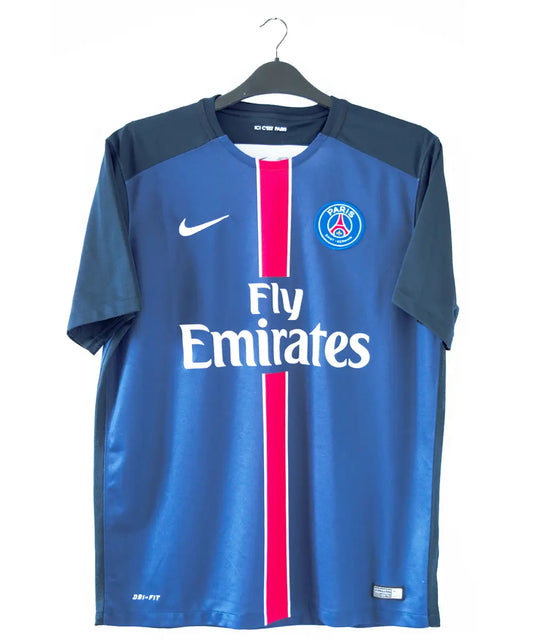 Maillot domicile du psg porté lors de la saison 2015 2016. On peut retrouver l'équipementier nike et le sponsor fly emirates