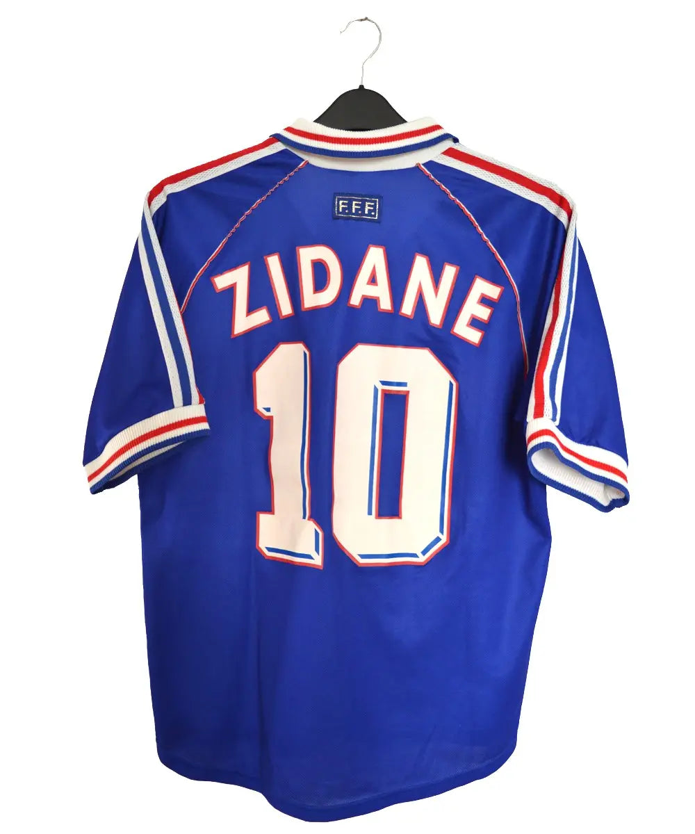 Maillot de foot retro/vintage authentique domicile de l'équipe de france 1998 floqué Zinedine Zidane. De couleur bleu et rouge, on peut retrouver l'équipementier adidas.