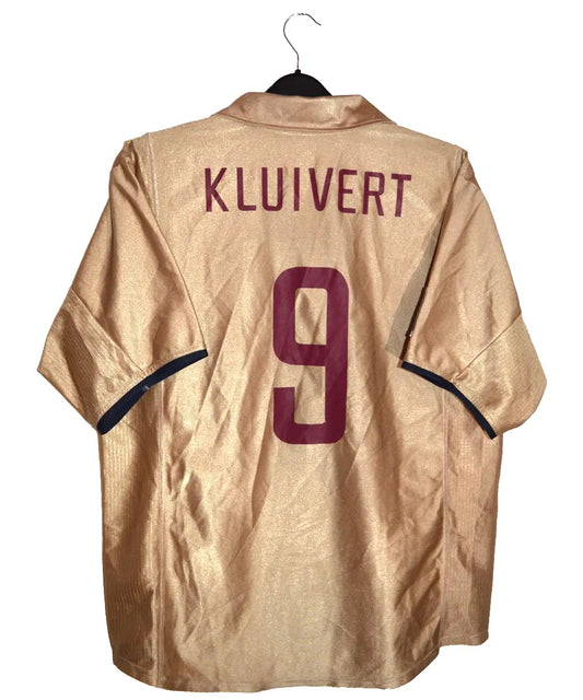 Maillot de foot du fc barcelone couleur or lors de la saison 2001-2002. On peut retrouver l'équipementier nike. Le maillot est floqué du numéro 9 Kluivert