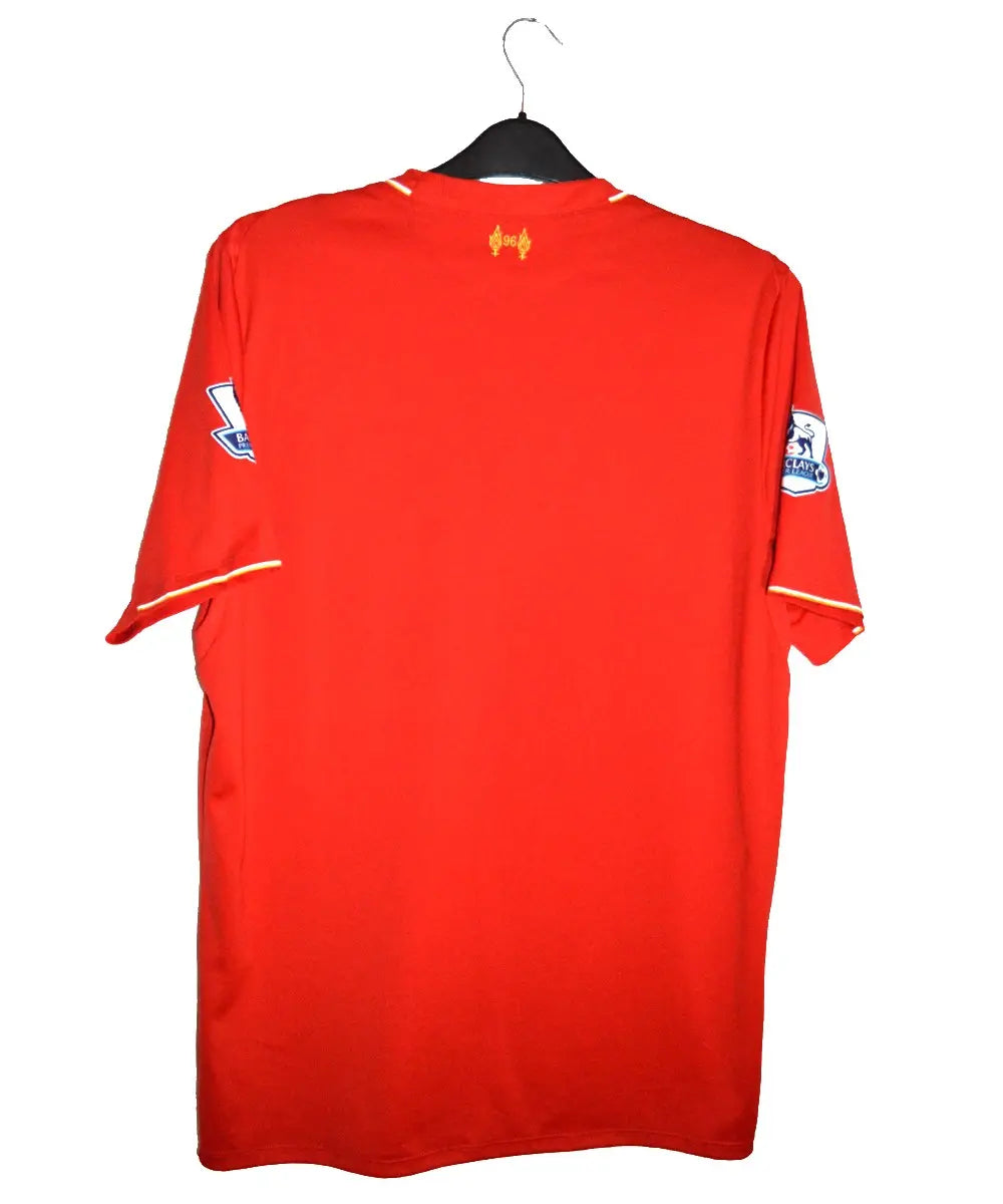 Maillot de Liverpool rouge et blanc porté lors de la saison 2015-2016. On peut retrouver sur le maillot l'équipementier new balance et le sponsor standard chartered