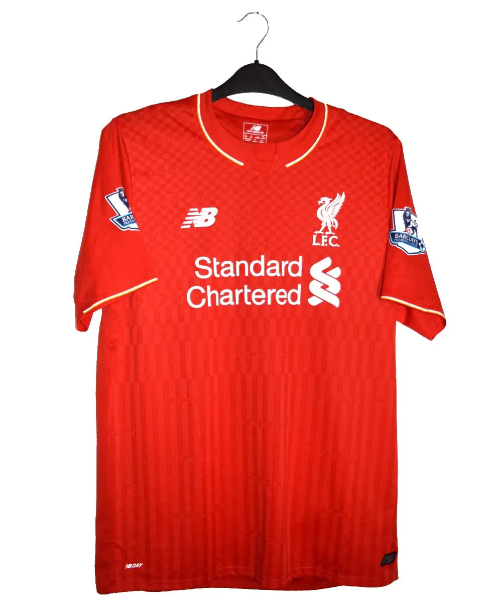 Maillot de Liverpool rouge et blanc porté lors de la saison 2015-2016. On peut retrouver sur le maillot l'équipementier new balance et le sponsor standard chartered