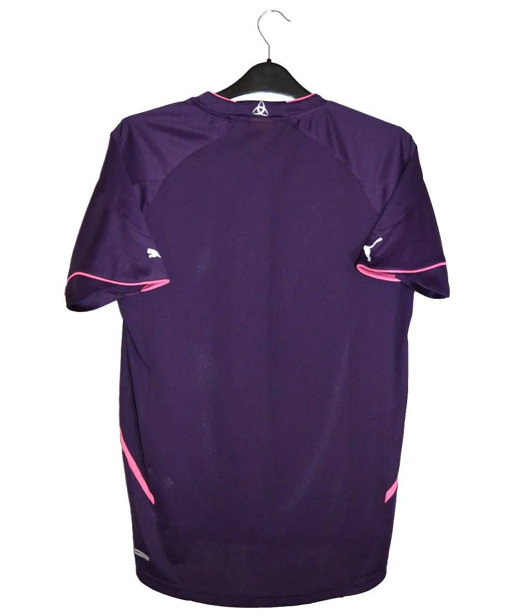 Maillot third violet des girondins de bordeaux, porté lors de la saison 2010-2011. On peut retrouver sur le maillot l'équipementier puma et le sponsor kia.