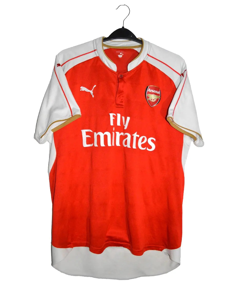 Maillot de foot retro/vintage authentique d'arsenal porté lors de la saison 2015-2016. Le maillot est de couleur rouge et blanc et on peut retrouver l'équipementier puma et le sponsor fly emirates