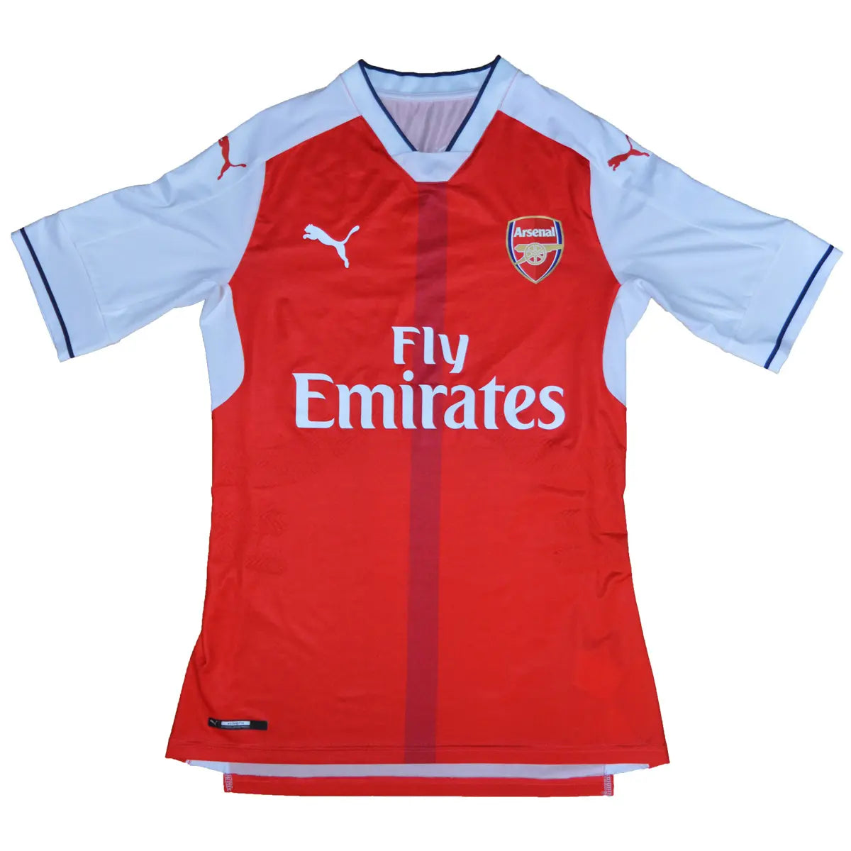 Maillot retro/vintage authentique domicile arsenal rouge et blanc version pro. On y retrouve l'équipementier puman ainsi que le sponsor fly emirates