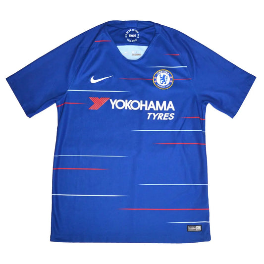 Maillot de foot retro/vintage authentique bleu de chelsea avec des rayures blanches et rouge. Maillot que l'on retrouve avec l'équipementier nike et le sponsor yokohama