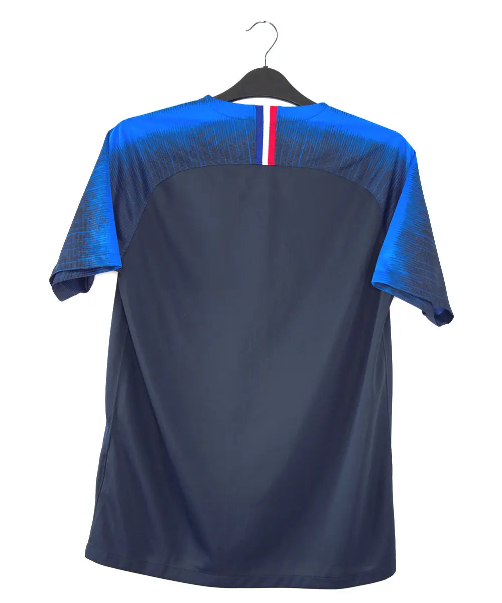 Maillot domicile de l'équipe de france porté lors de la coupe du monde 2018. Le maillot est de couleur bleu et on peut retrouver l'équipementier nike